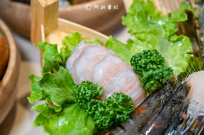 台中人氣火鍋饗點鍋！蔬食自助吧吃到飽，巨龍海陸拼盤超狂，CP值爆表。