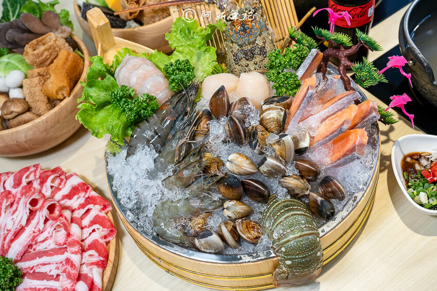 台中人氣火鍋饗點鍋！蔬食自助吧吃到飽，巨龍海陸拼盤超狂，CP值爆表。