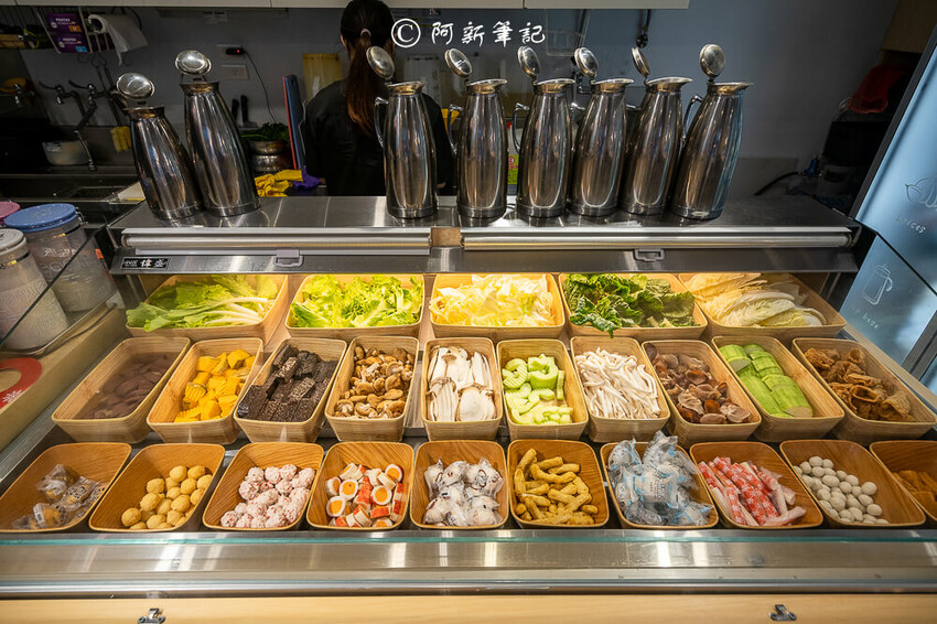 台中人氣火鍋饗點鍋！蔬食自助吧吃到飽，巨龍海陸拼盤超狂，CP值爆表。