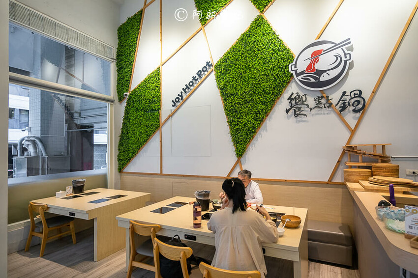 台中人氣火鍋饗點鍋！蔬食自助吧吃到飽，巨龍海陸拼盤超狂，CP值爆表。