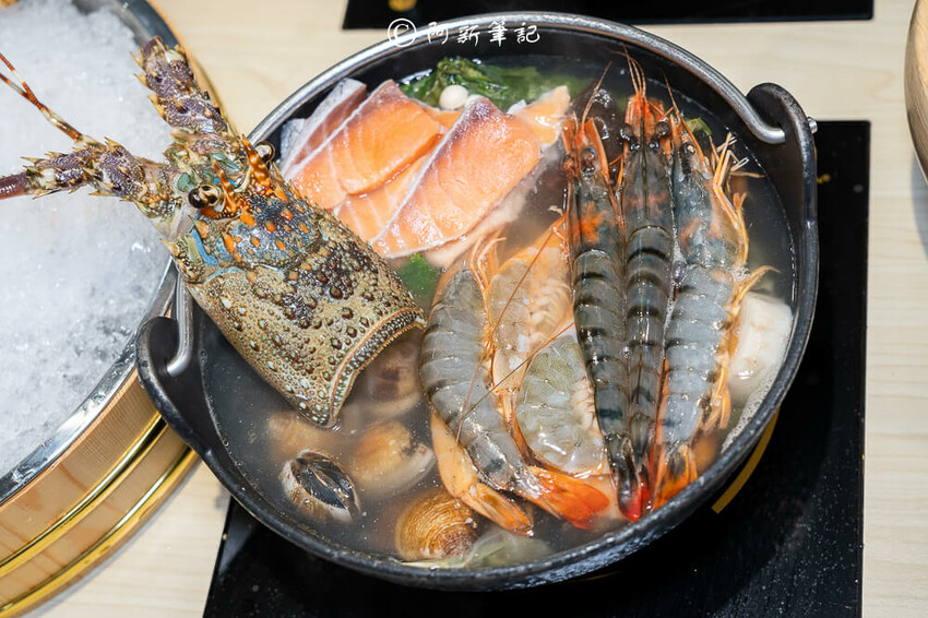 台中人氣火鍋饗點鍋！蔬食自助吧吃到飽，巨龍海陸拼盤超狂，CP值爆表。