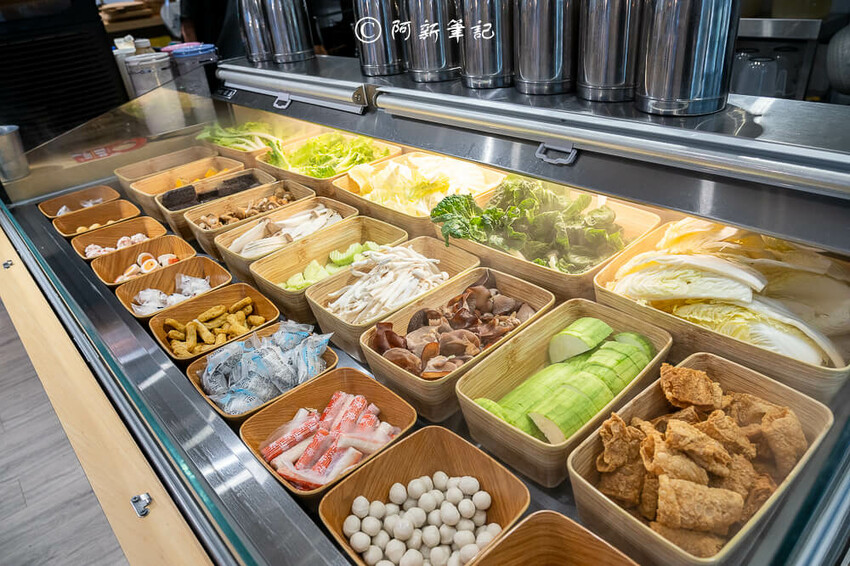 台中人氣火鍋饗點鍋！蔬食自助吧吃到飽，巨龍海陸拼盤超狂，CP值爆表。