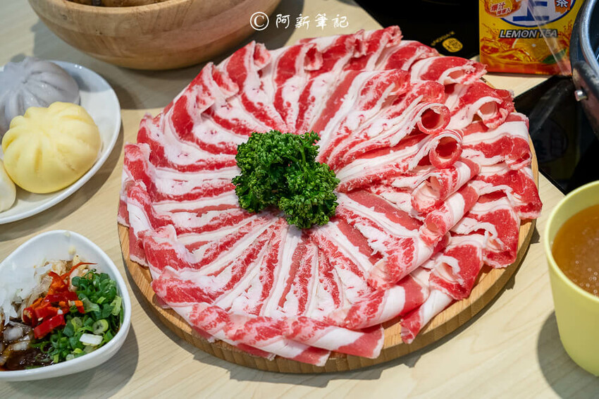 台中人氣火鍋饗點鍋！蔬食自助吧吃到飽，巨龍海陸拼盤超狂，CP值爆表。