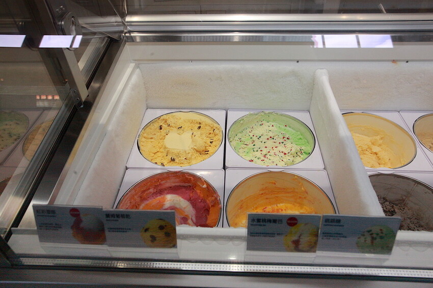 高雄市前鎮區吃。高雄美食｜前鎮區。「31冰淇淋 高雄SKM Park門市」30年前小高剛出社會最甜蜜的回憶，超過30種冰淇淋任