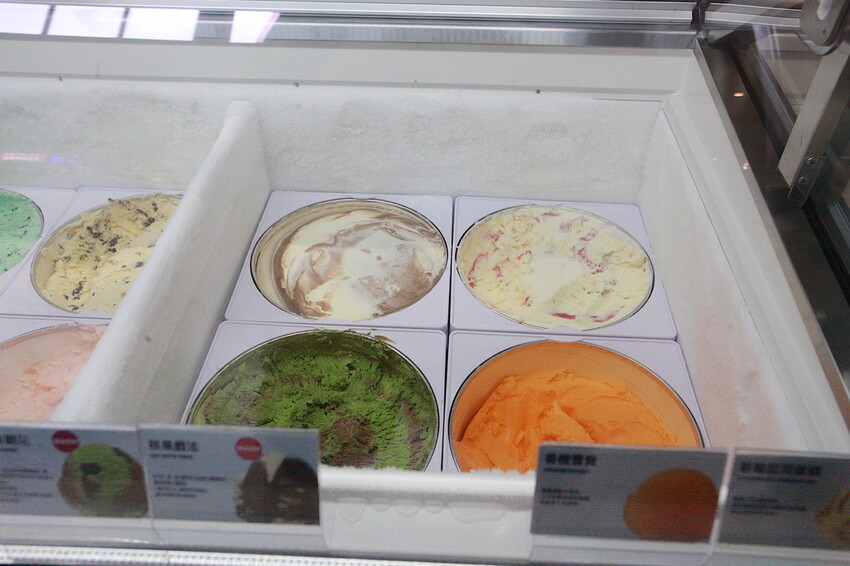 高雄市前鎮區吃。高雄美食｜前鎮區。「31冰淇淋 高雄SKM Park門市」30年前小高剛出社會最甜蜜的回憶，超過30種冰淇淋任