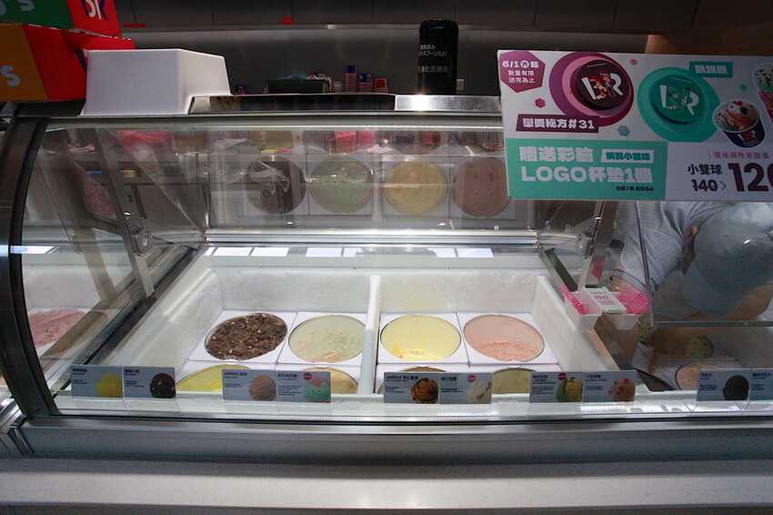 高雄市前鎮區吃。高雄美食｜前鎮區。「31冰淇淋 高雄SKM Park門市」30年前小高剛出社會最甜蜜的回憶，超過30種冰淇淋任