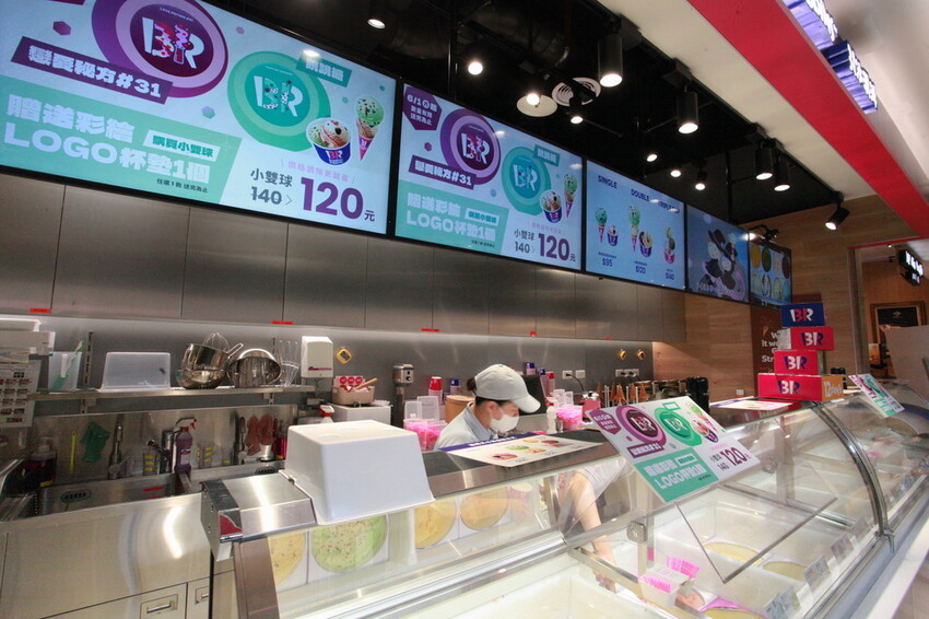 高雄市前鎮區吃。高雄美食｜前鎮區。「31冰淇淋 高雄SKM Park門市」30年前小高剛出社會最甜蜜的回憶，超過30種冰淇淋任