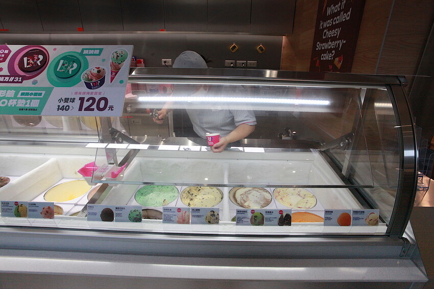 高雄市前鎮區吃。高雄美食｜前鎮區。「31冰淇淋 高雄SKM Park門市」30年前小高剛出社會最甜蜜的回憶，超過30種冰淇淋任