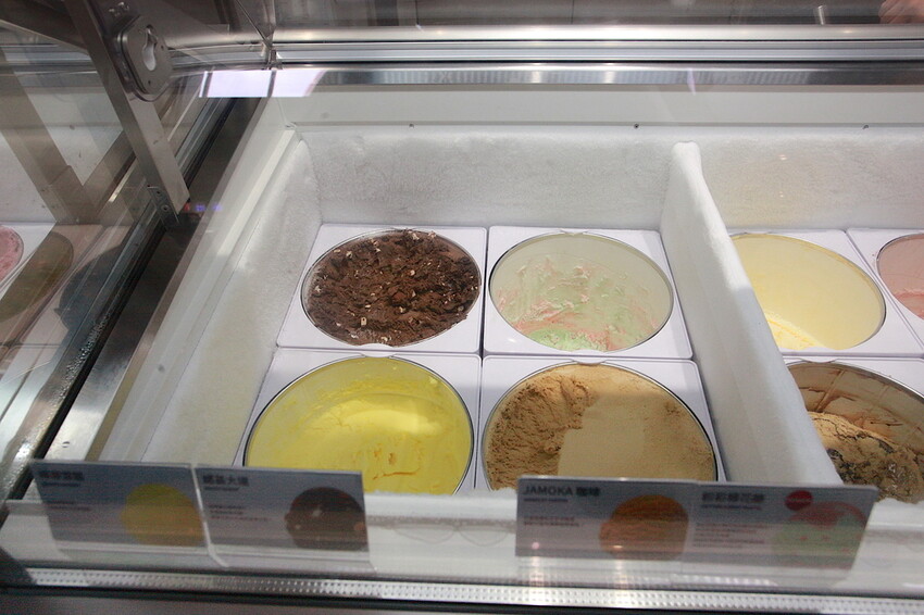 高雄市前鎮區吃。高雄美食｜前鎮區。「31冰淇淋 高雄SKM Park門市」30年前小高剛出社會最甜蜜的回憶，超過30種冰淇淋任