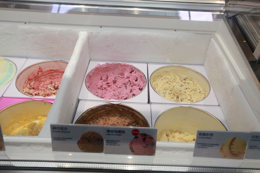 高雄市前鎮區吃。高雄美食｜前鎮區。「31冰淇淋 高雄SKM Park門市」30年前小高剛出社會最甜蜜的回憶，超過30種冰淇淋任