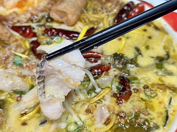 台北市松山區[松山區美食] 輝葉大佬酸菜魚慶城店 首創奶香酸菜魚溫和酸爽香辣 #南京復興站美食 慶城街1號 @蛋寶趴趴go