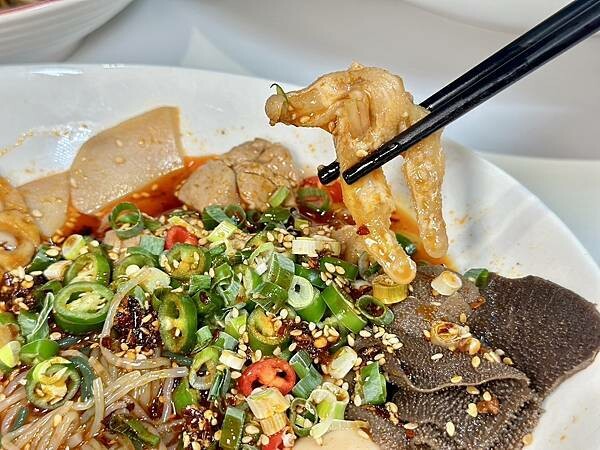 台北市松山區[松山區美食] 輝葉大佬酸菜魚慶城店 首創奶香酸菜魚溫和酸爽香辣 #南京復興站美食 慶城街1號 @蛋寶趴趴go