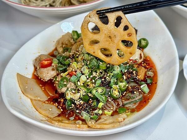 台北市松山區[松山區美食] 輝葉大佬酸菜魚慶城店 首創奶香酸菜魚溫和酸爽香辣 #南京復興站美食 慶城街1號 @蛋寶趴趴go