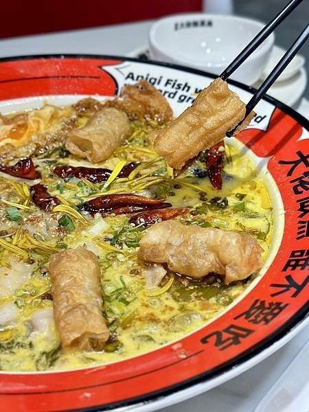 台北市松山區[松山區美食] 輝葉大佬酸菜魚慶城店 首創奶香酸菜魚溫和酸爽香辣 #南京復興站美食 慶城街1號 @蛋寶趴趴go