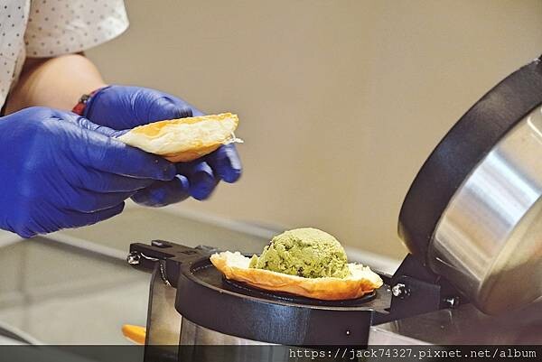{台中美食}樂成燒/台中樂成宮美食，新鮮牛奶麵包與義式吉朵拉