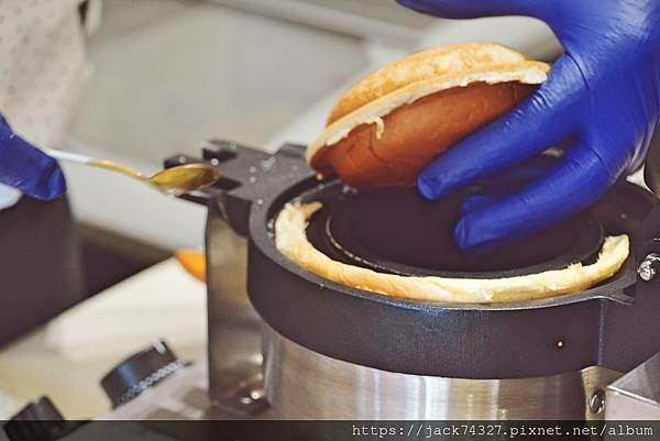{台中美食}樂成燒/台中樂成宮美食，新鮮牛奶麵包與義式吉朵拉