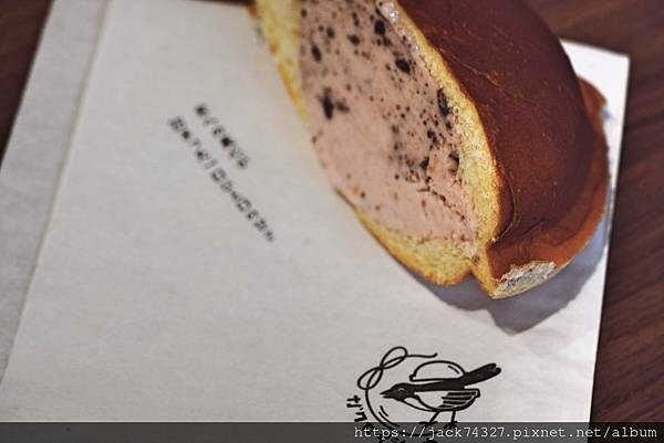 {台中美食}樂成燒/台中樂成宮美食，新鮮牛奶麵包與義式吉朵拉