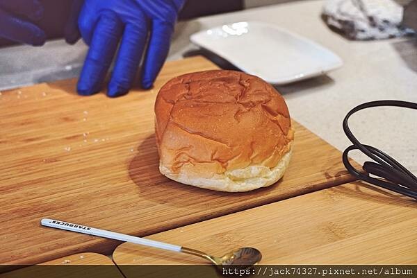 {台中美食}樂成燒/台中樂成宮美食，新鮮牛奶麵包與義式吉朵拉