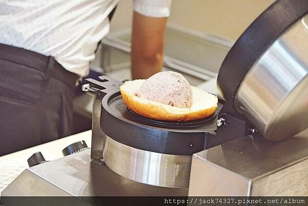 {台中美食}樂成燒/台中樂成宮美食，新鮮牛奶麵包與義式吉朵拉