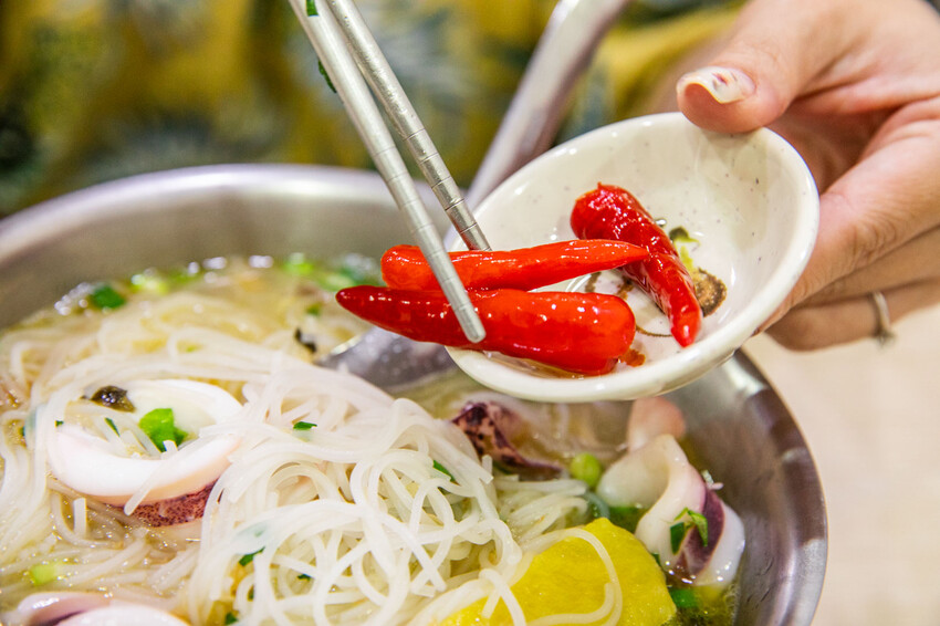 花蓮縣花蓮市職饗雞湯小卷米粉|吃一碗就飽啦!滿滿配料大碗公濃郁雞湯小卷米粉