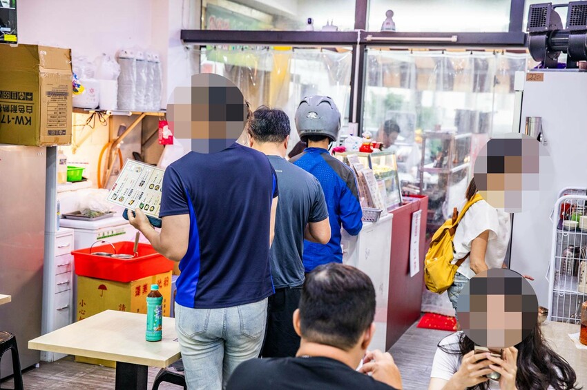 花蓮縣花蓮市職饗雞湯小卷米粉|吃一碗就飽啦!滿滿配料大碗公濃郁雞湯小卷米粉