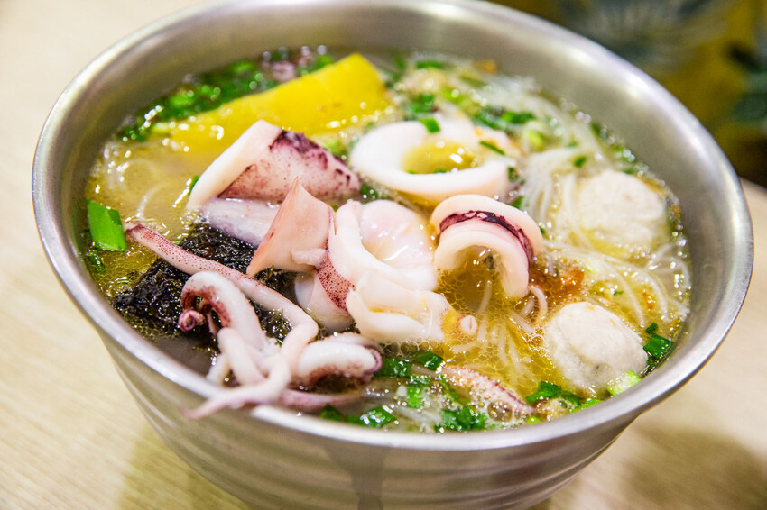 花蓮縣花蓮市職饗雞湯小卷米粉|吃一碗就飽啦!滿滿配料大碗公濃郁雞湯小卷米粉