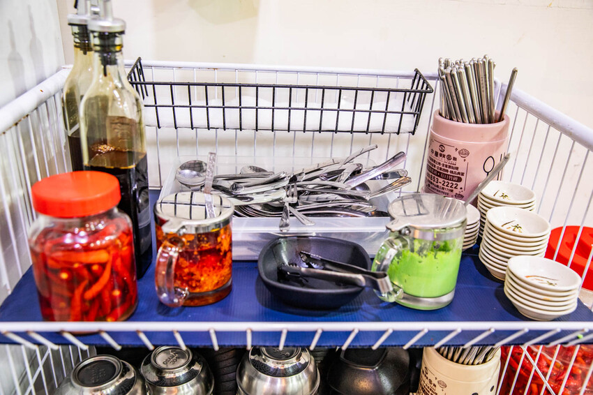 花蓮縣花蓮市職饗雞湯小卷米粉|吃一碗就飽啦!滿滿配料大碗公濃郁雞湯小卷米粉