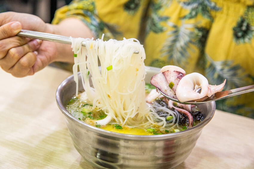 花蓮縣花蓮市職饗雞湯小卷米粉|吃一碗就飽啦!滿滿配料大碗公濃郁雞湯小卷米粉