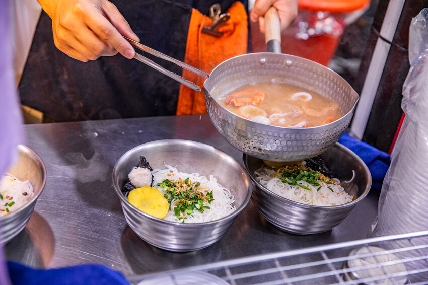 花蓮縣花蓮市職饗雞湯小卷米粉|吃一碗就飽啦!滿滿配料大碗公濃郁雞湯小卷米粉