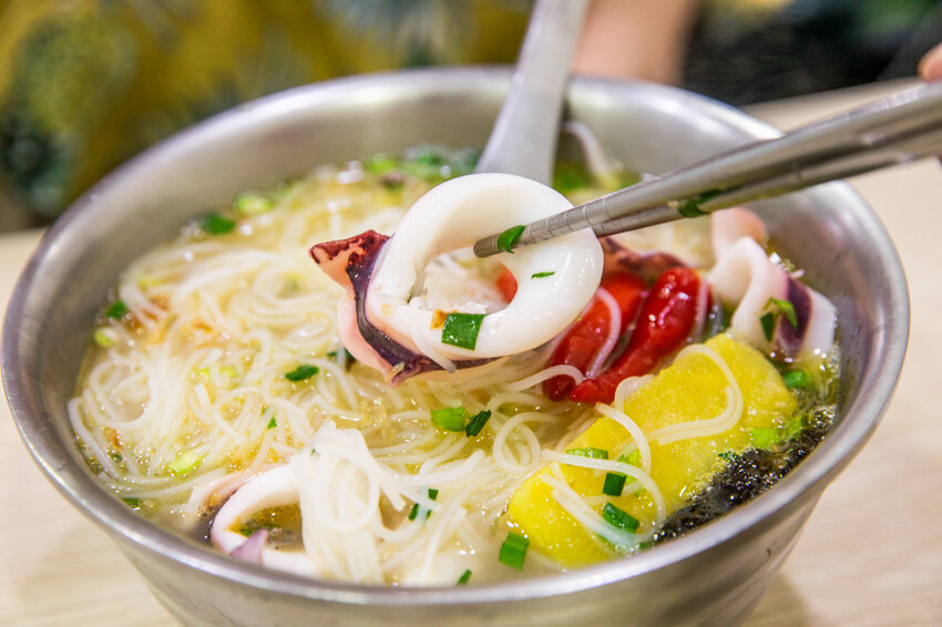 花蓮縣花蓮市職饗雞湯小卷米粉|吃一碗就飽啦!滿滿配料大碗公濃郁雞湯小卷米粉