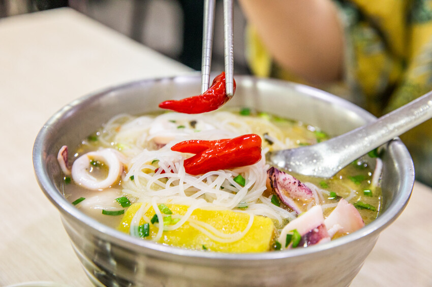 花蓮縣花蓮市職饗雞湯小卷米粉|吃一碗就飽啦!滿滿配料大碗公濃郁雞湯小卷米粉