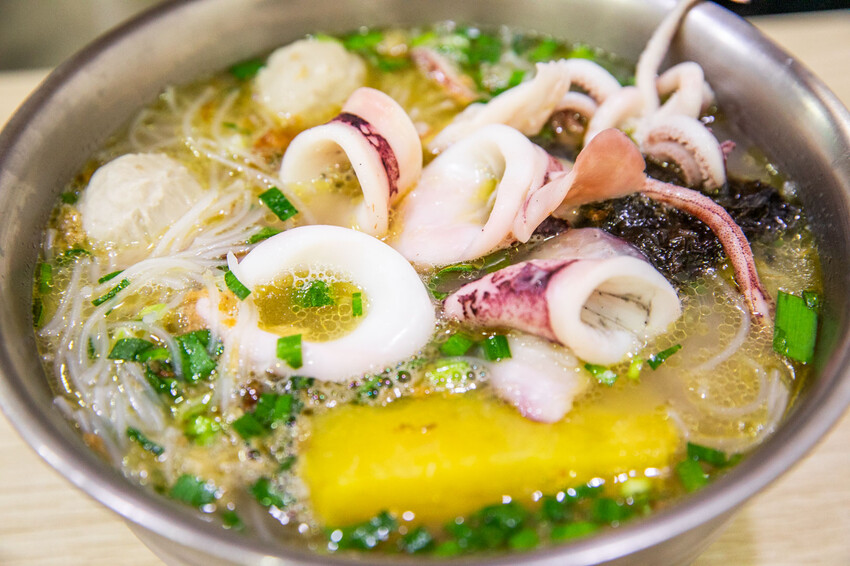 花蓮縣花蓮市職饗雞湯小卷米粉|吃一碗就飽啦!滿滿配料大碗公濃郁雞湯小卷米粉