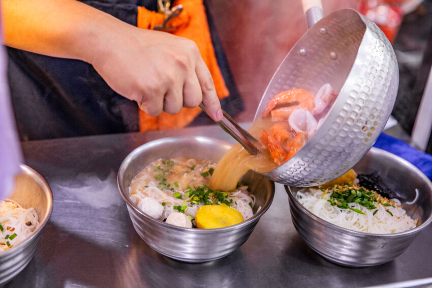 花蓮縣花蓮市職饗雞湯小卷米粉|吃一碗就飽啦!滿滿配料大碗公濃郁雞湯小卷米粉