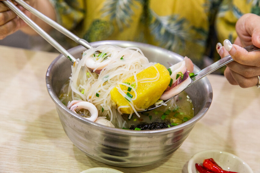 花蓮縣花蓮市職饗雞湯小卷米粉|吃一碗就飽啦!滿滿配料大碗公濃郁雞湯小卷米粉