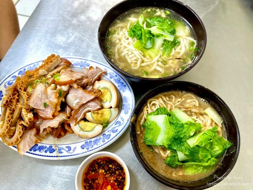 台中市西區吳記牛肉麵-店家自己做的紅麴口味牛肉