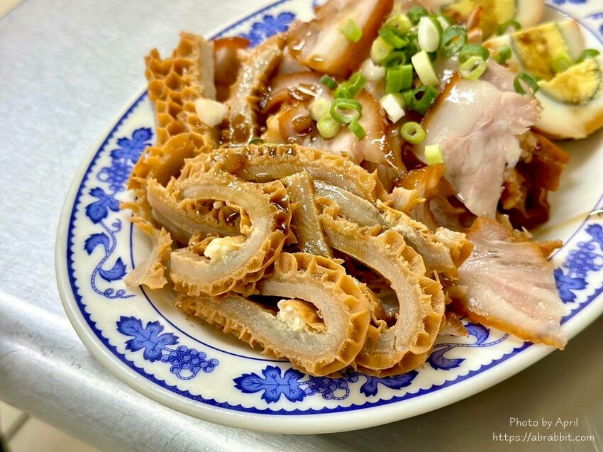 台中市西區吳記牛肉麵-店家自己做的紅麴口味牛肉