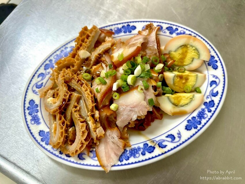 台中市西區吳記牛肉麵-店家自己做的紅麴口味牛肉