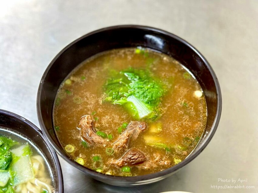 台中市西區吳記牛肉麵-店家自己做的紅麴口味牛肉