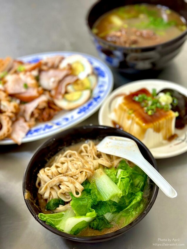 台中市西區吳記牛肉麵-店家自己做的紅麴口味牛肉