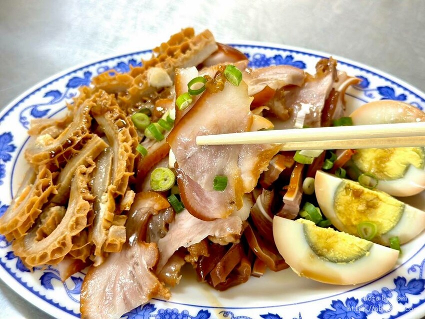 台中市西區吳記牛肉麵-店家自己做的紅麴口味牛肉