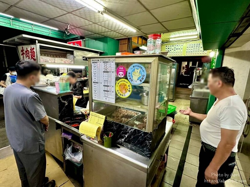 台中市西區吳記牛肉麵-店家自己做的紅麴口味牛肉