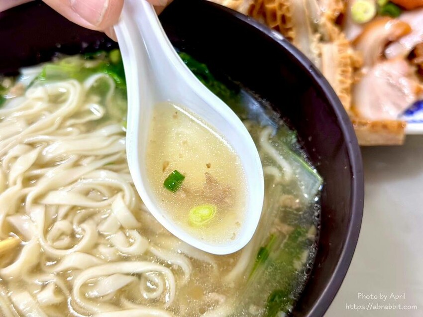 台中市西區吳記牛肉麵-店家自己做的紅麴口味牛肉