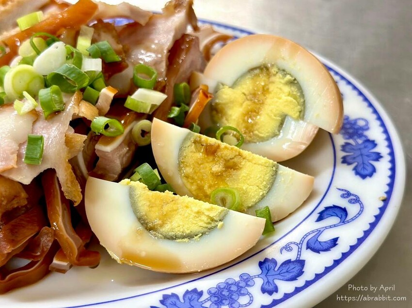 台中市西區吳記牛肉麵-店家自己做的紅麴口味牛肉