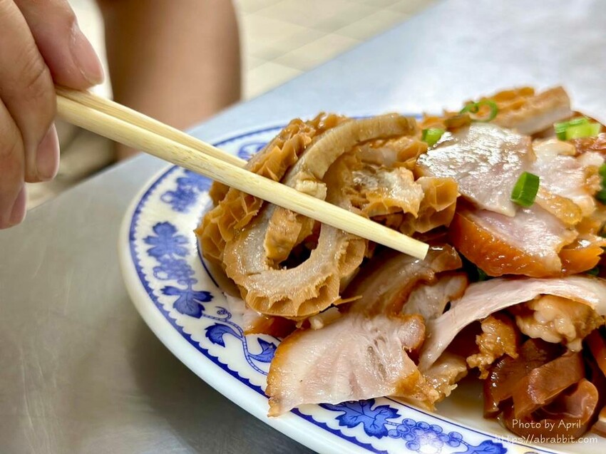 台中市西區吳記牛肉麵-店家自己做的紅麴口味牛肉