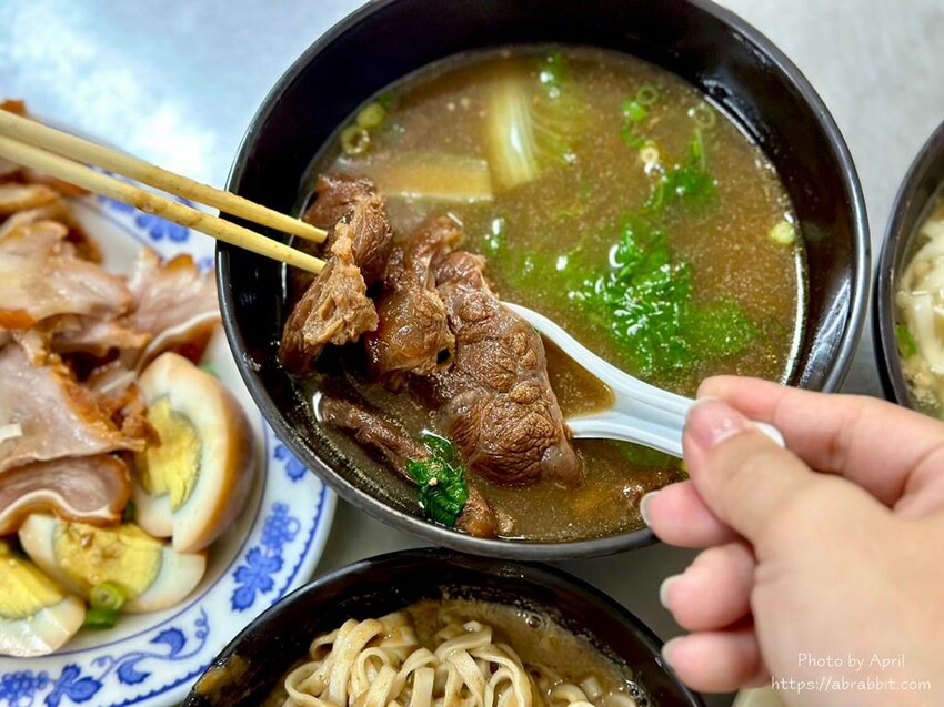 台中市西區吳記牛肉麵-店家自己做的紅麴口味牛肉