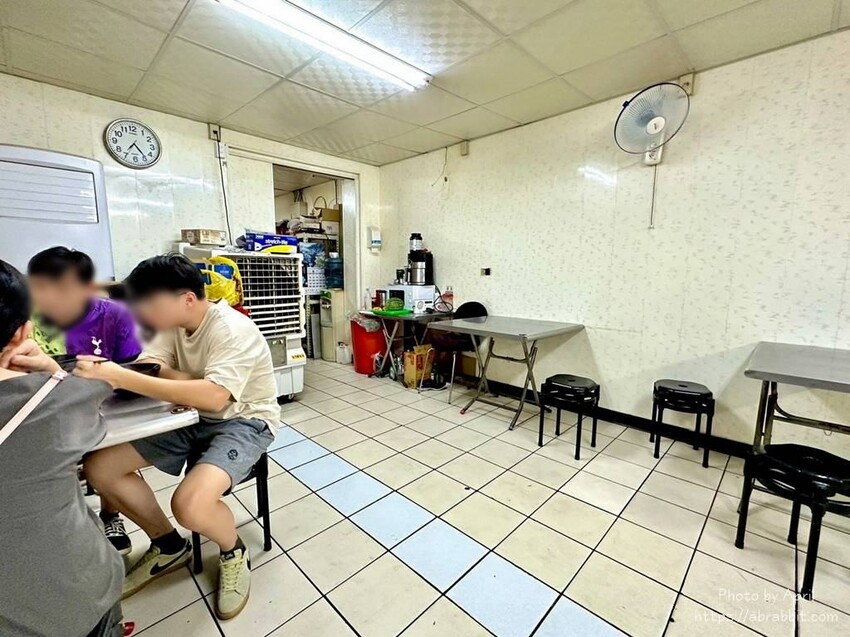 台中市西區吳記牛肉麵-店家自己做的紅麴口味牛肉