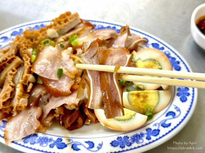 台中市西區吳記牛肉麵-店家自己做的紅麴口味牛肉