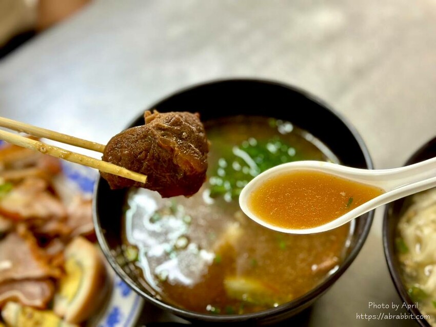 台中市西區吳記牛肉麵-店家自己做的紅麴口味牛肉