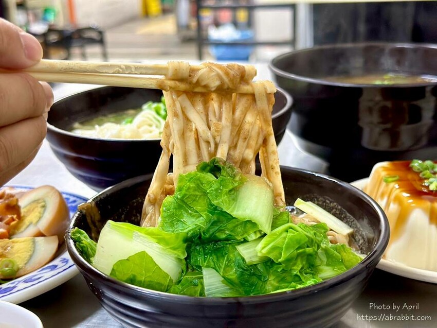 台中市西區吳記牛肉麵-店家自己做的紅麴口味牛肉