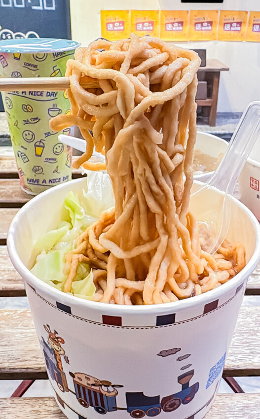 高雄市鼓山區高雄美食 – 彎腰湯圓 x 品嚐台灣傳統美食！好吃鍋燒麵與湯圓冰